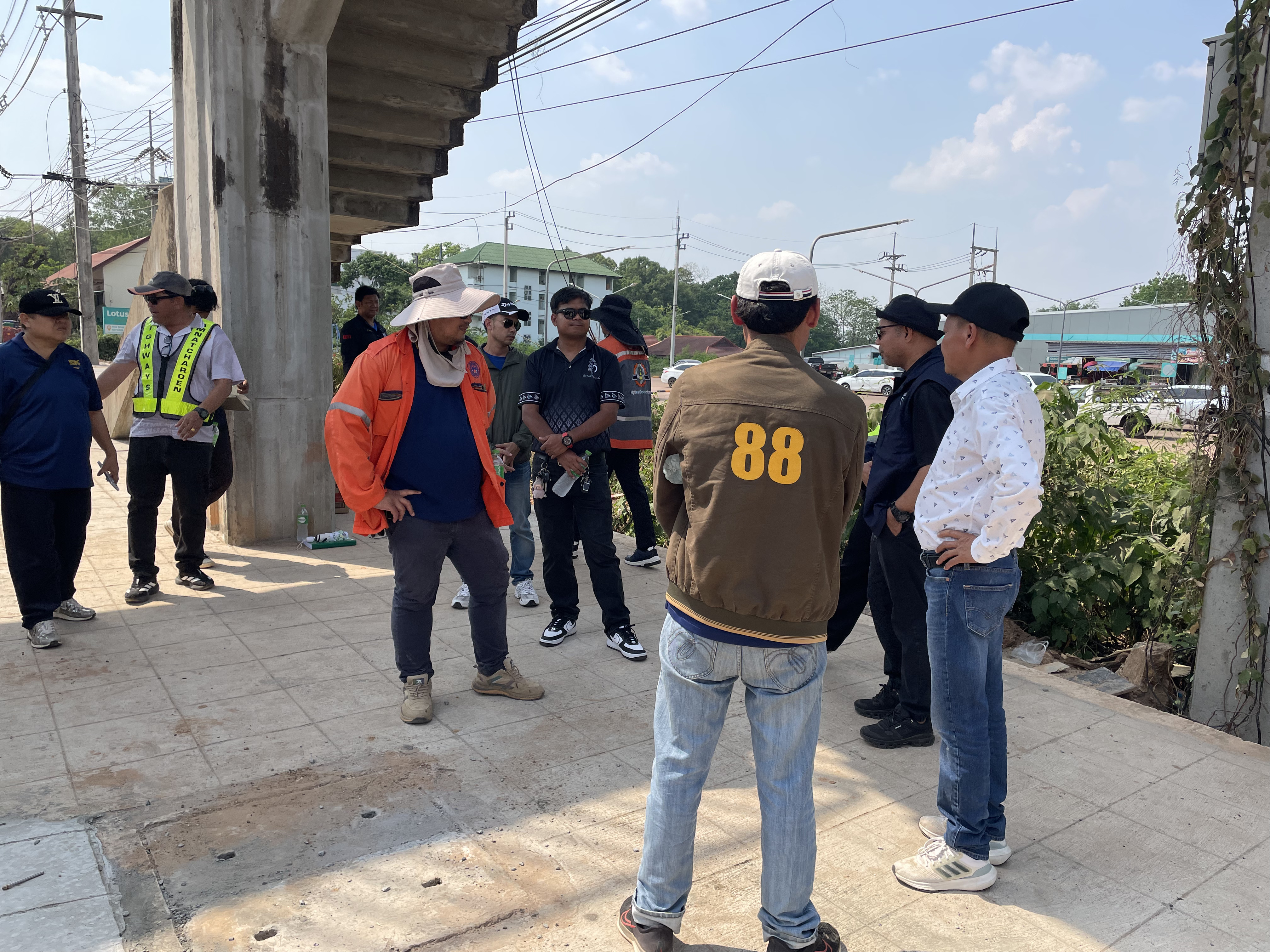 โครงการก่อสร้างโครงข่ายทางหลวงแผ่นดินประจำปีงบประมาณ พ.ศ.2568 รหัสงาน 11700 กิจกรรมก่อสร้างเพิ่มประสิทธิภาพทางหลวง ทางหลวงหมายเลข 202 ตอน หนองผือ- เขมราฐ ระหว่าง กม.388+580 - กม.389+636 (รวมทางแยกเขมราษฎร์ธานี) ปริมาณงาน 1 แห่ง